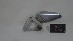 SOPORTE ESTRIBO DELANTERO IZQUIERDO SUZUKI GS 500 E 2001-2006